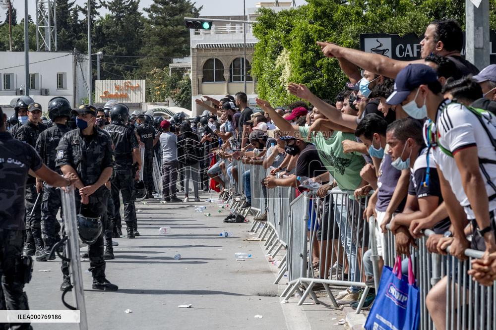 Clashes between Ennahdha and Pro-Saied supporters outside Assembly
