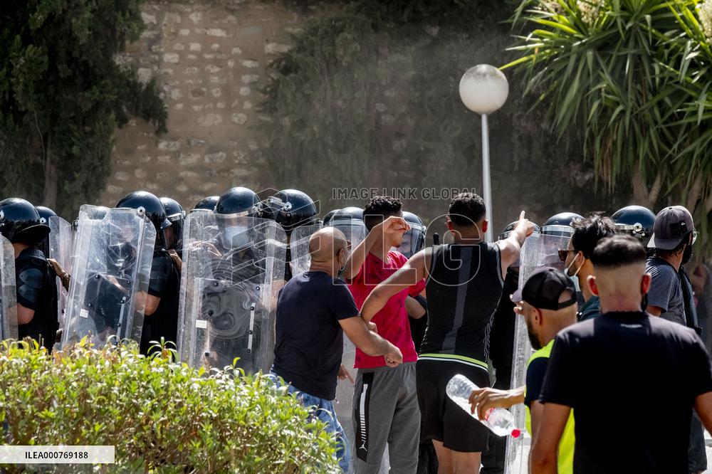 Clashes between Ennahdha and Pro-Saied supporters outside Assembly