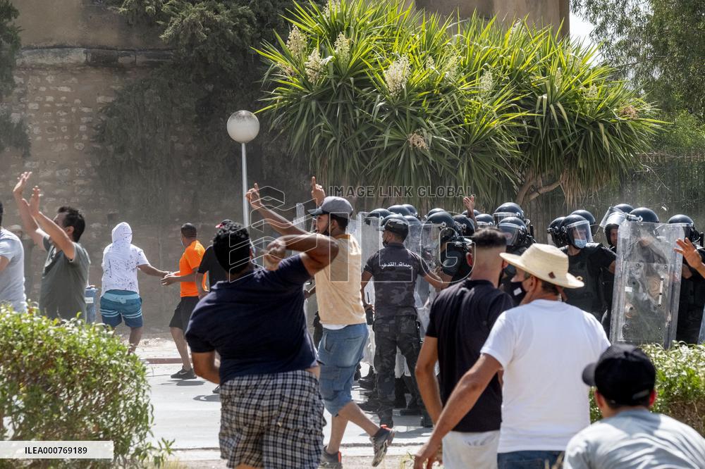 Clashes between Ennahdha and Pro-Saied supporters outside Assembly