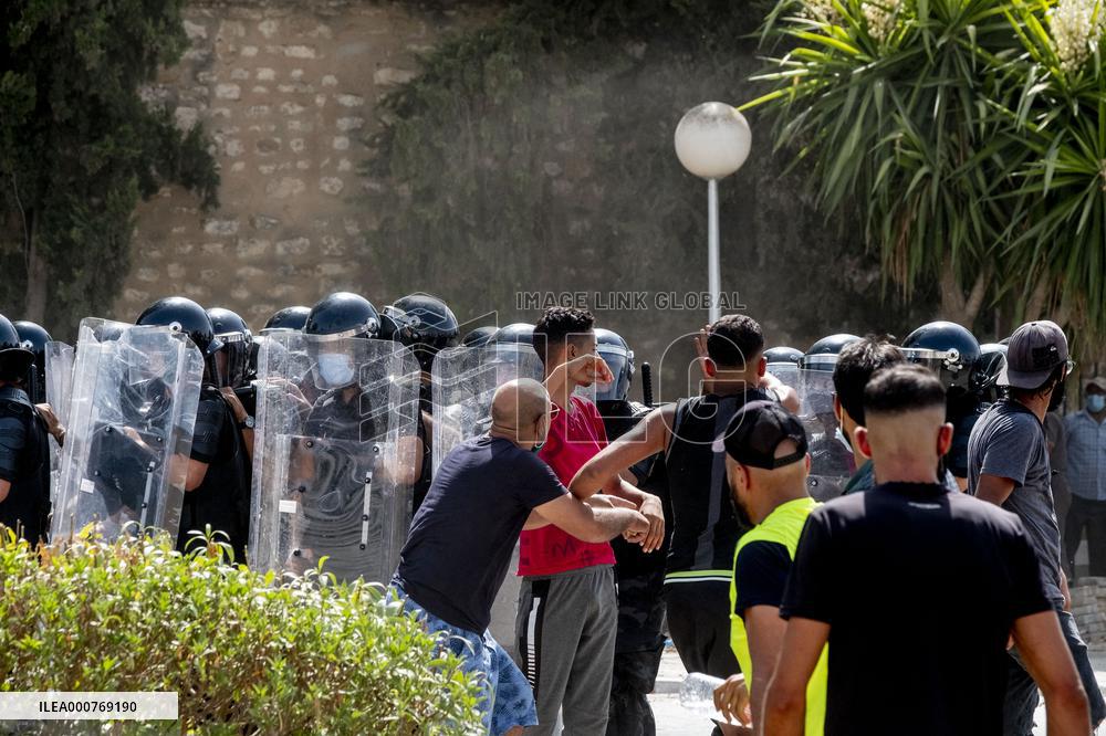 Clashes between Ennahdha and Pro-Saied supporters outside Assembly