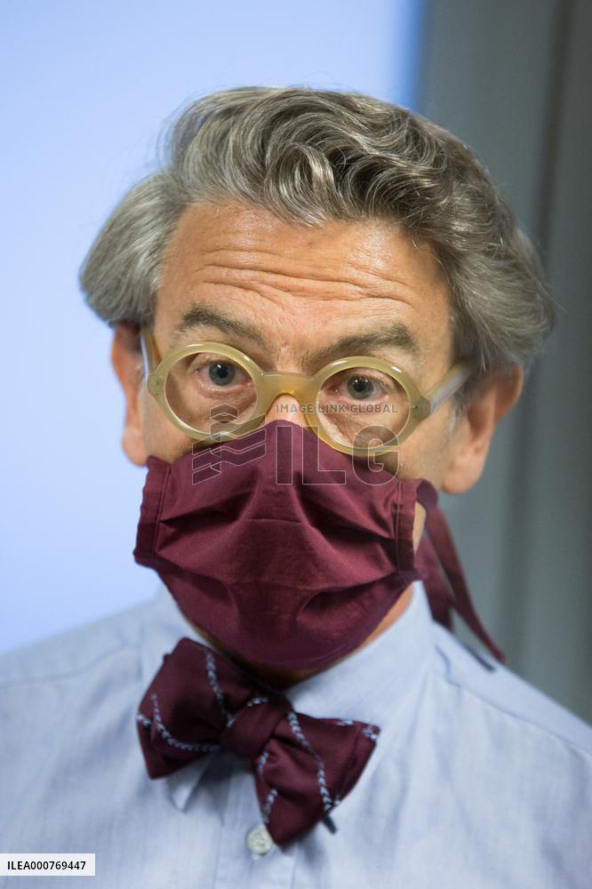 Olivier Veran vaccinates Olivia Gregoire, who is pregnant