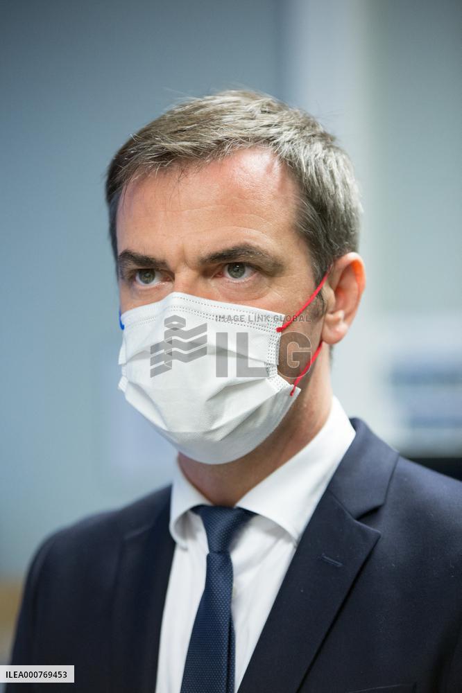 Olivier Veran vaccinates Olivia Gregoire, who is pregnant