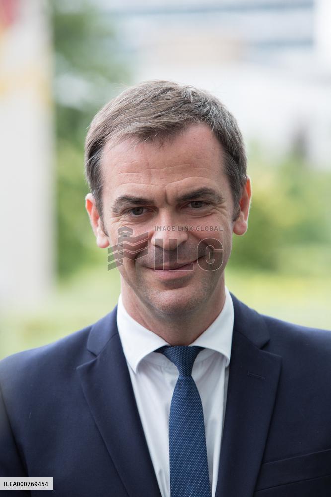 Olivier Veran vaccinates Olivia Gregoire, who is pregnant