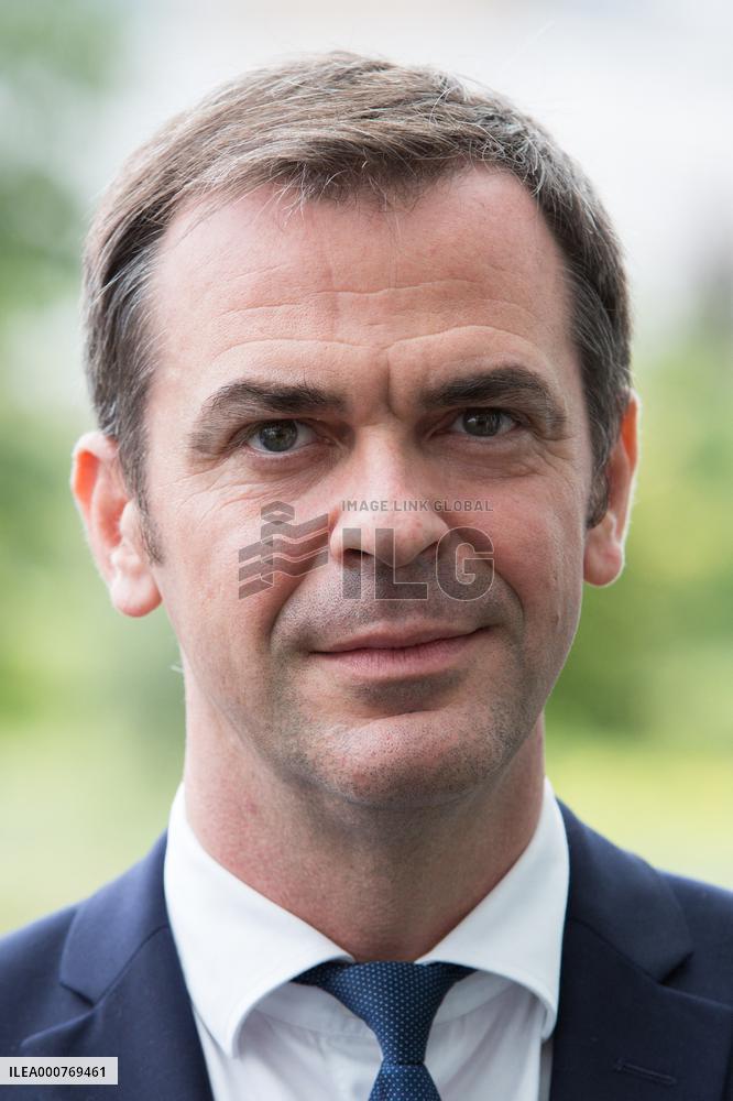 Olivier Veran vaccinates Olivia Gregoire, who is pregnant