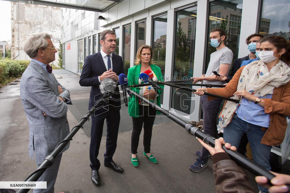 Olivier Veran vaccinates Olivia Gregoire, who is pregnant