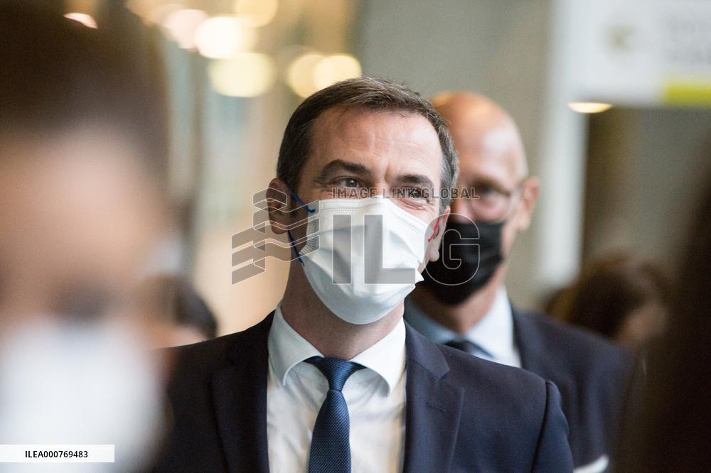 Olivier Veran vaccinates Olivia Gregoire, who is pregnant