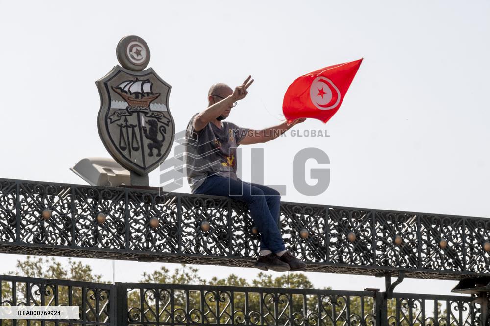 Clashes between Ennahdha and Pro-Saied supporters outside Assembly