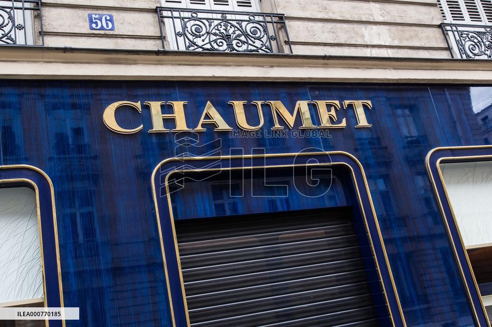 A Man Robbed The Jeweler Chaumet's Boutique - Paris Nb