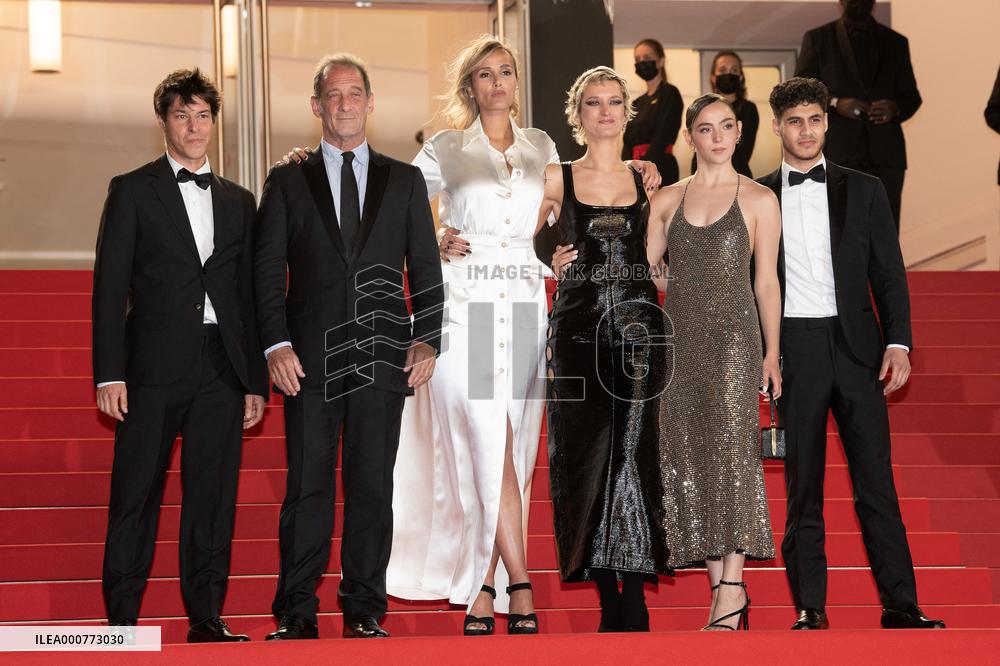Cannes-Titane-Red Carpet