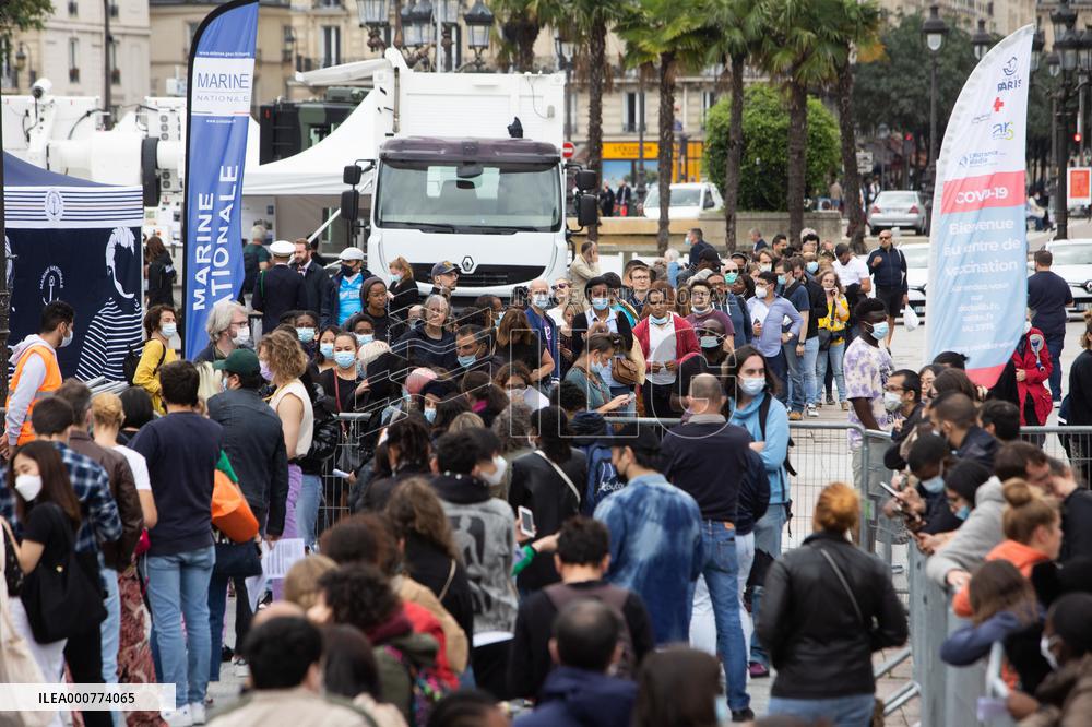 Parisians Queue To Be Vaccinated Against Covid-19 - Paris