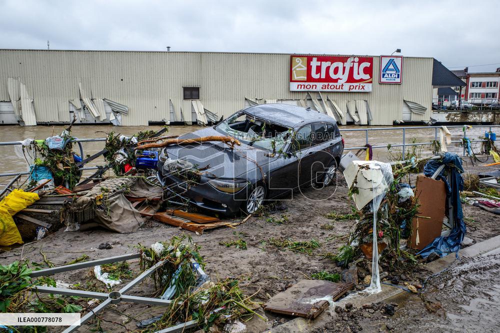 Residents Asked To Quit Flood-Threatened Riverfront - Liege