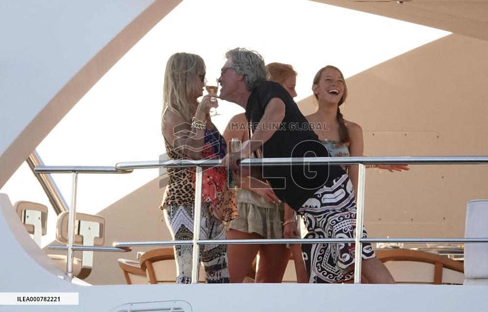 Kurt Russell And Goldie Hawn Partying - St Tropez