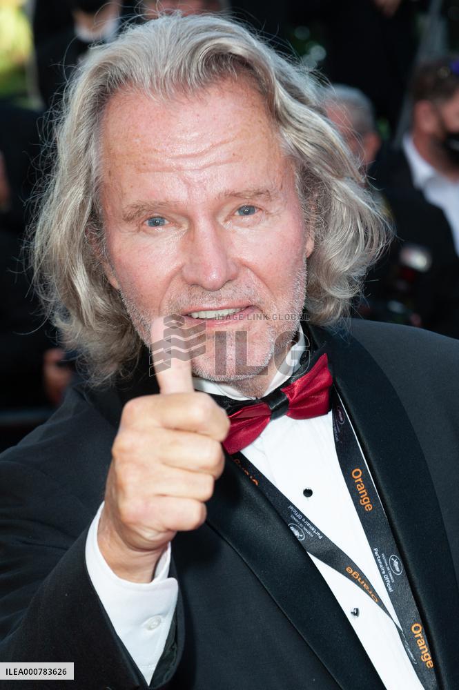 Three Floors Red Carpet NG