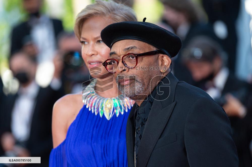 Three Floors Red Carpet NG