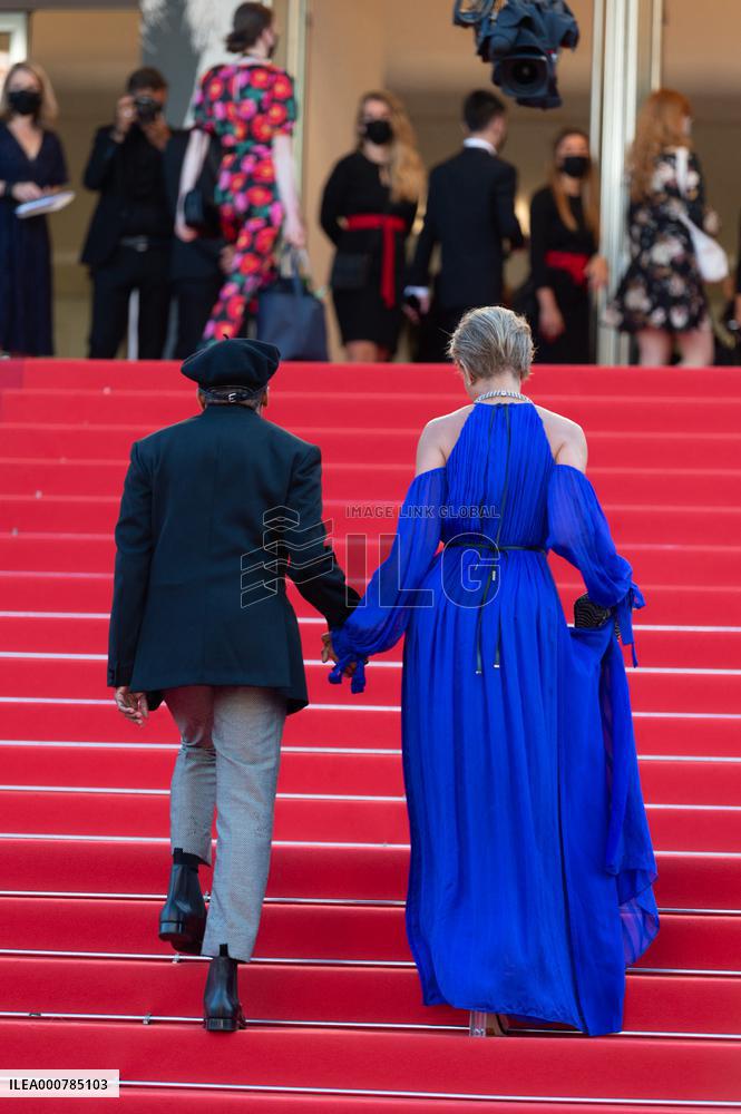 Three Floors Red Carpet NG