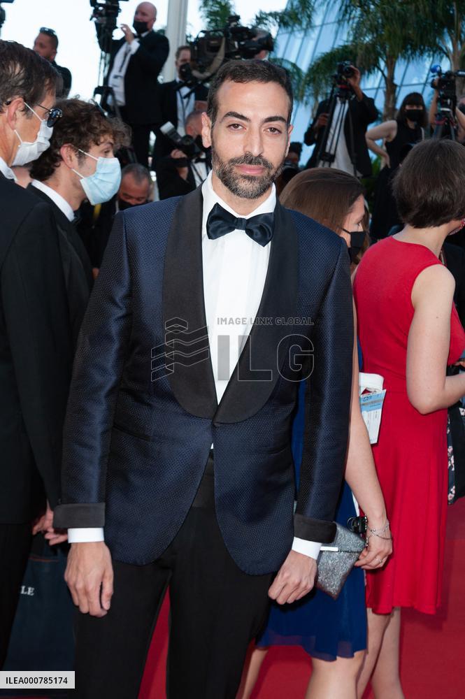 Three Floors Red Carpet NG