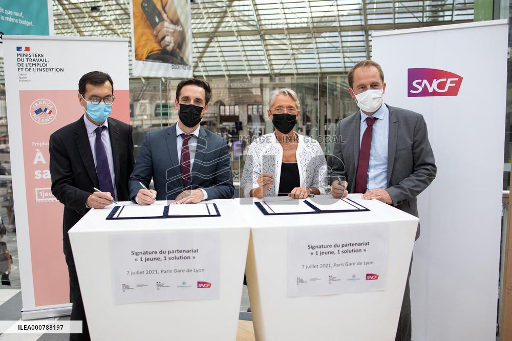 Elisabeth Borne and Jean-Pierre Farandou sign the 1 young, 1 solution chart - Paris
