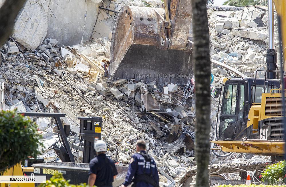 Champlain Towers Collapse Aftermath - Florida