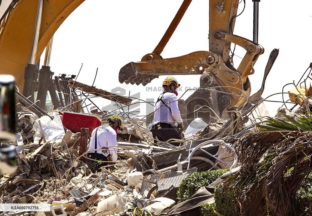 Champlain Towers Collapse Aftermath - Florida