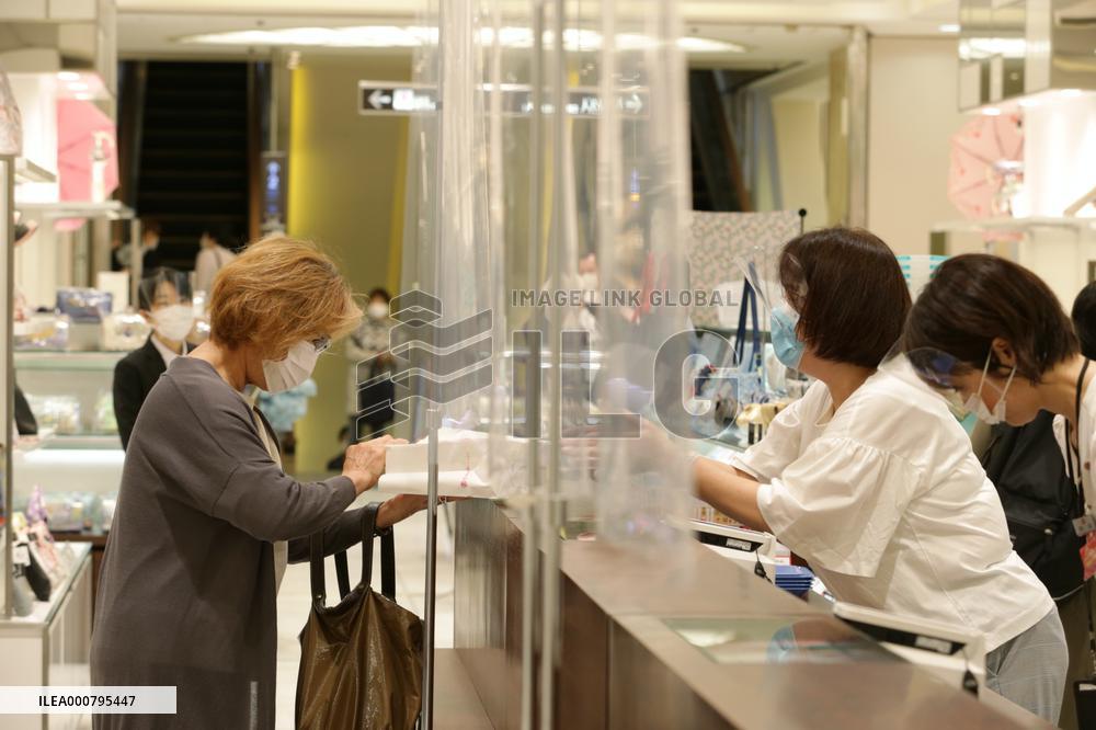 Yokohama Takashimaya started to expand some sales areas from self-restraint