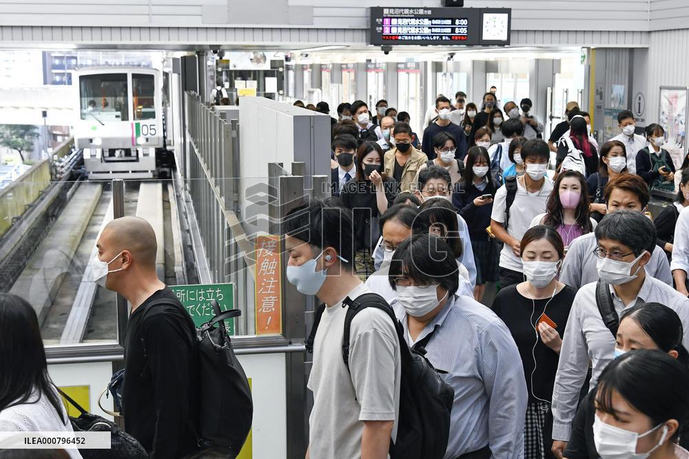 Resumption of Tokyo train services suspended by quake