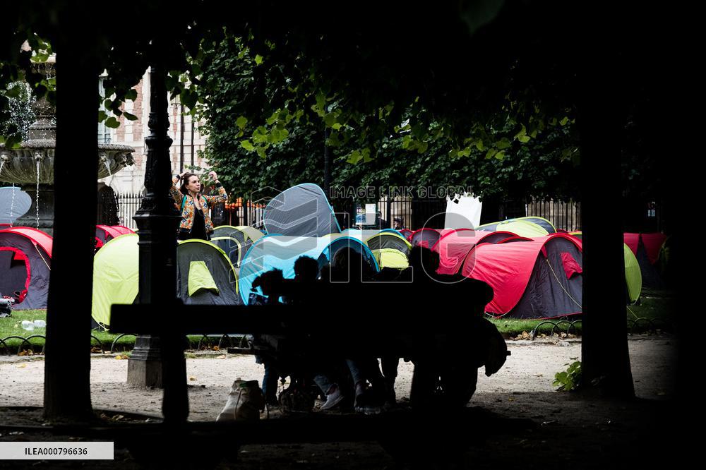 Evacuation Of The Homeless Migrants In Place Des Vosges - Paris