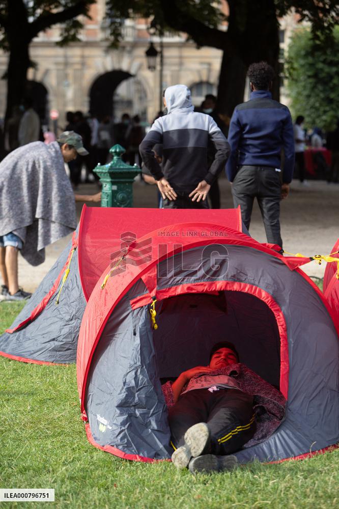 Demonstration To Ask For Housing For Migrants - Paris