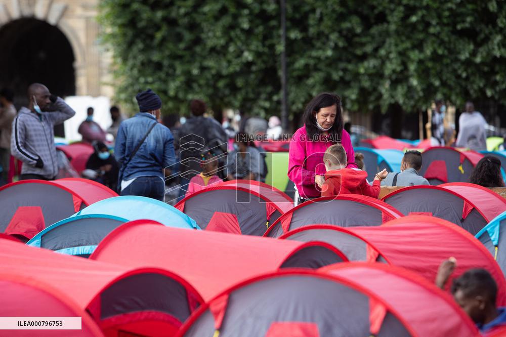 Demonstration To Ask For Housing For Migrants - Paris