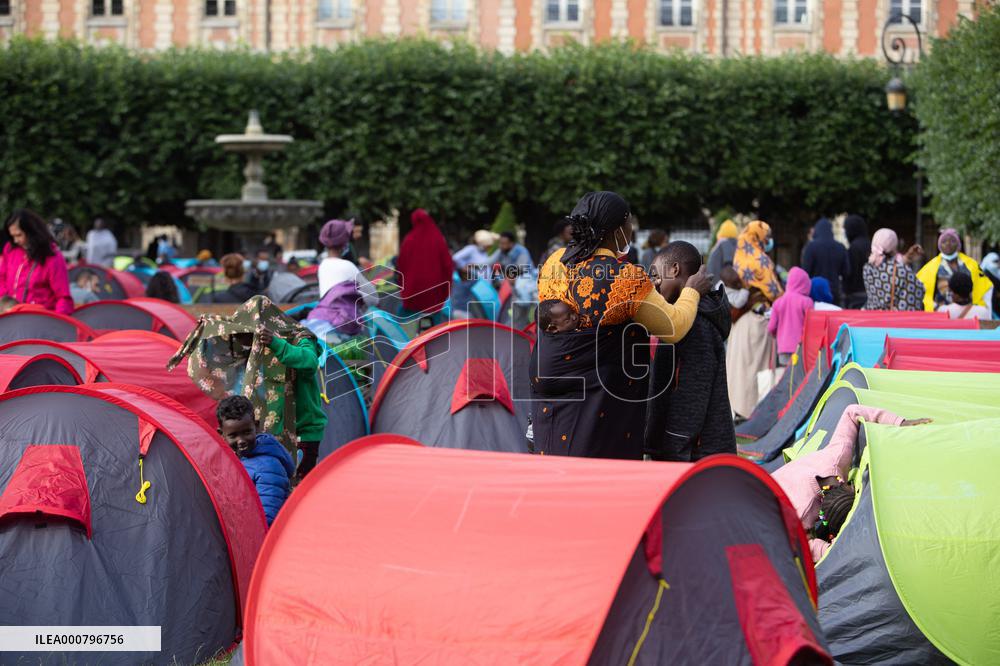 Demonstration To Ask For Housing For Migrants - Paris