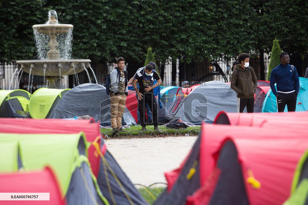 Demonstration To Ask For Housing For Migrants - Paris