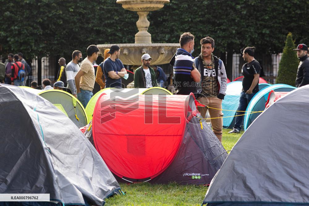 Demonstration To Ask For Housing For Migrants - Paris