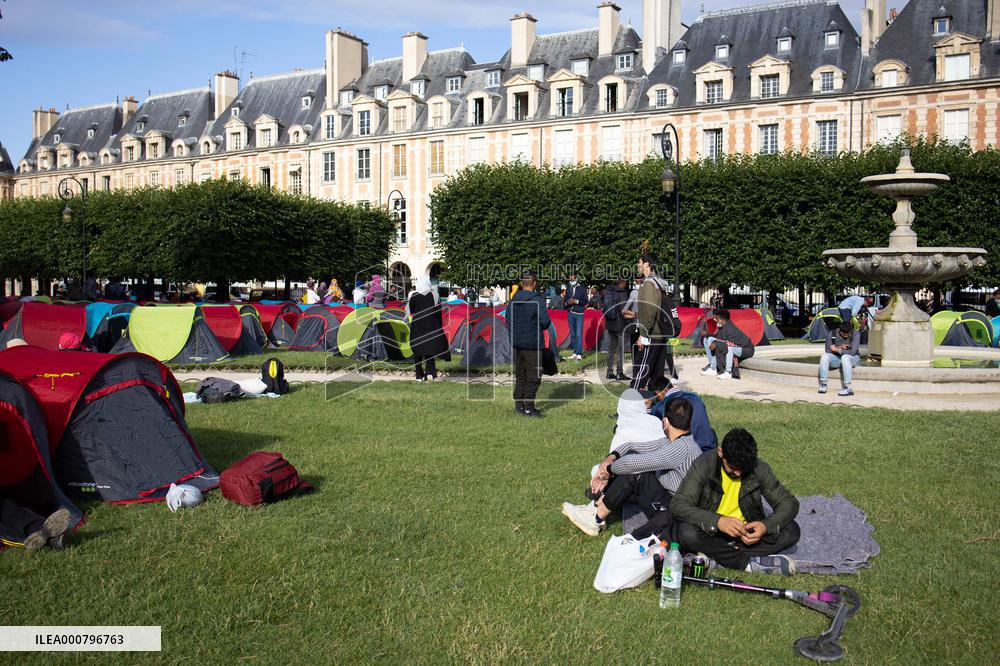 Demonstration To Ask For Housing For Migrants - Paris