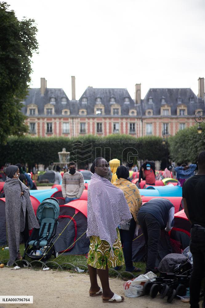 Demonstration To Ask For Housing For Migrants - Paris