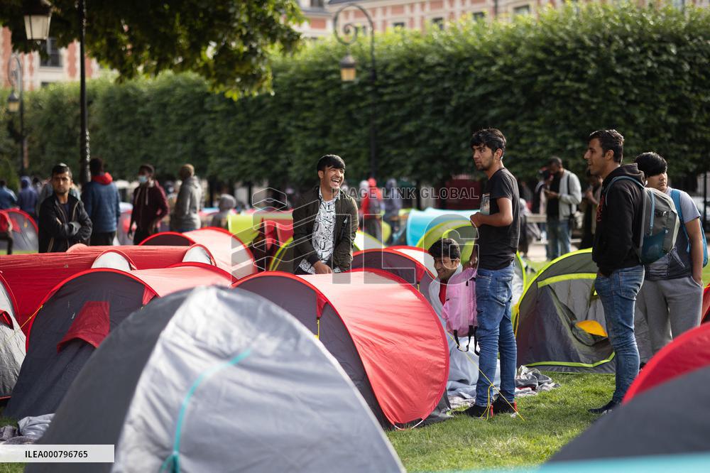 Demonstration To Ask For Housing For Migrants - Paris