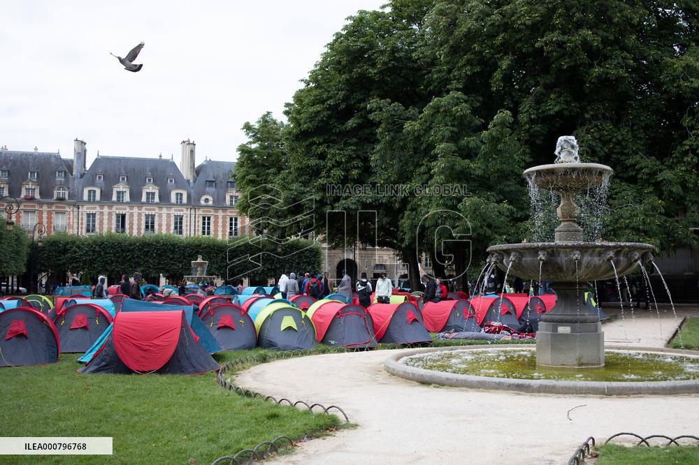 Demonstration To Ask For Housing For Migrants - Paris