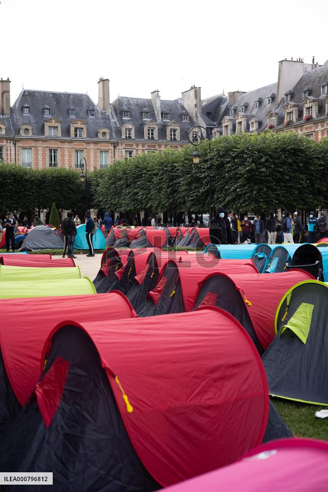 Demonstration To Ask For Housing For Migrants - Paris