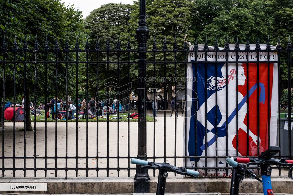 Evacuation Of The Homeless Migrants In Place Des Vosges - Paris