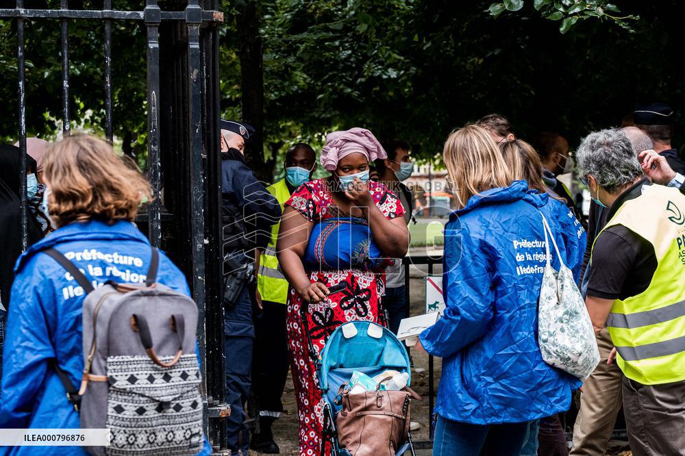 Evacuation Of The Homeless Migrants In Place Des Vosges - Paris