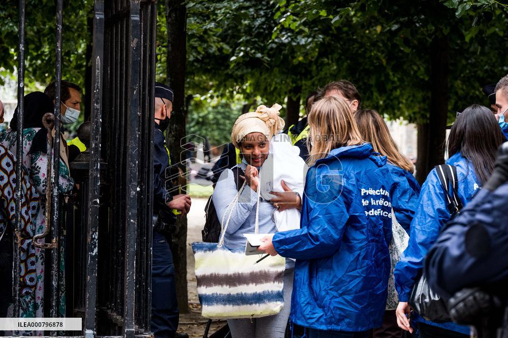 Evacuation Of The Homeless Migrants In Place Des Vosges - Paris