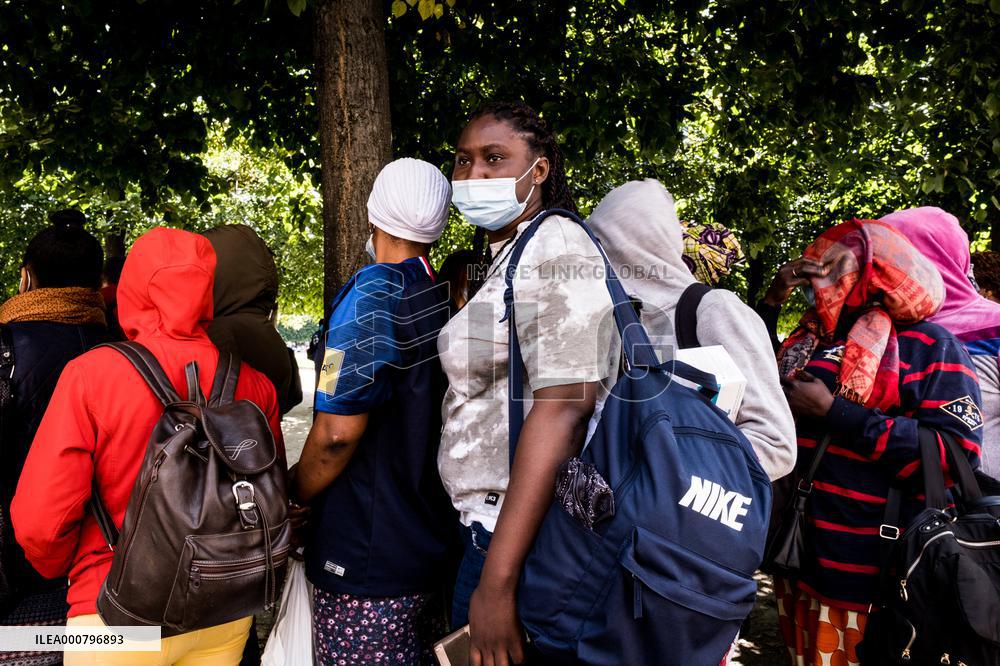 Evacuation Of The Homeless Migrants In Place Des Vosges - Paris