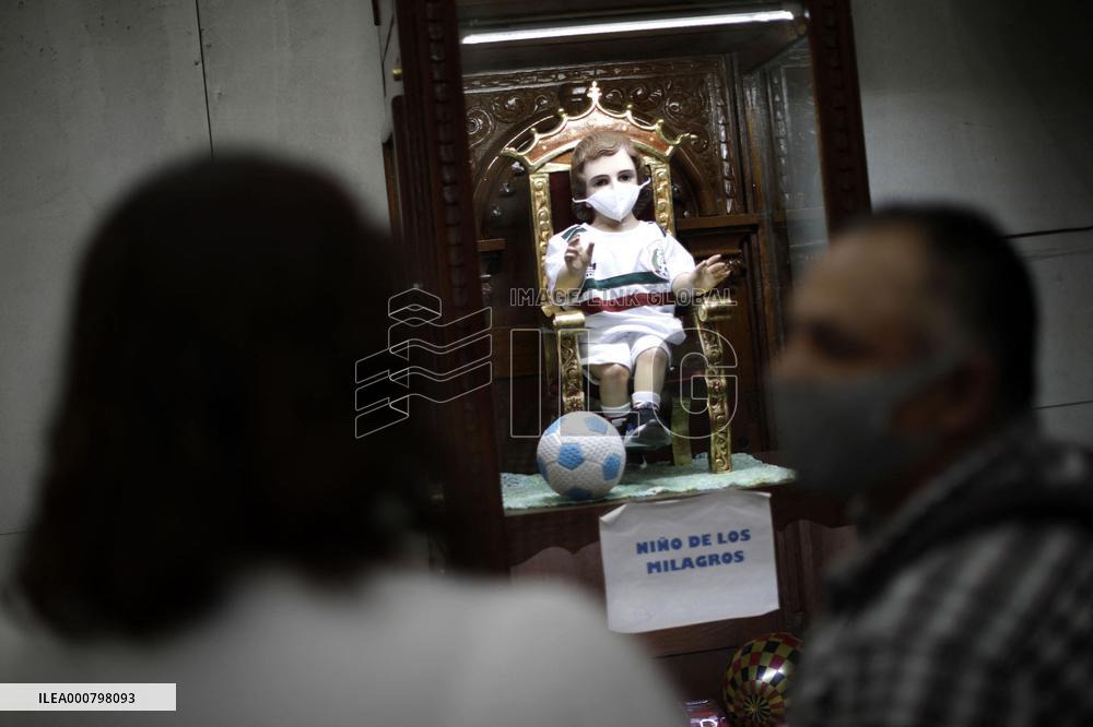 Faithfuls Pray For Olympian Football Team - Mexico