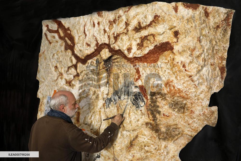 Construction Of Prehistoric Cosquer Cave 2 - Montignac