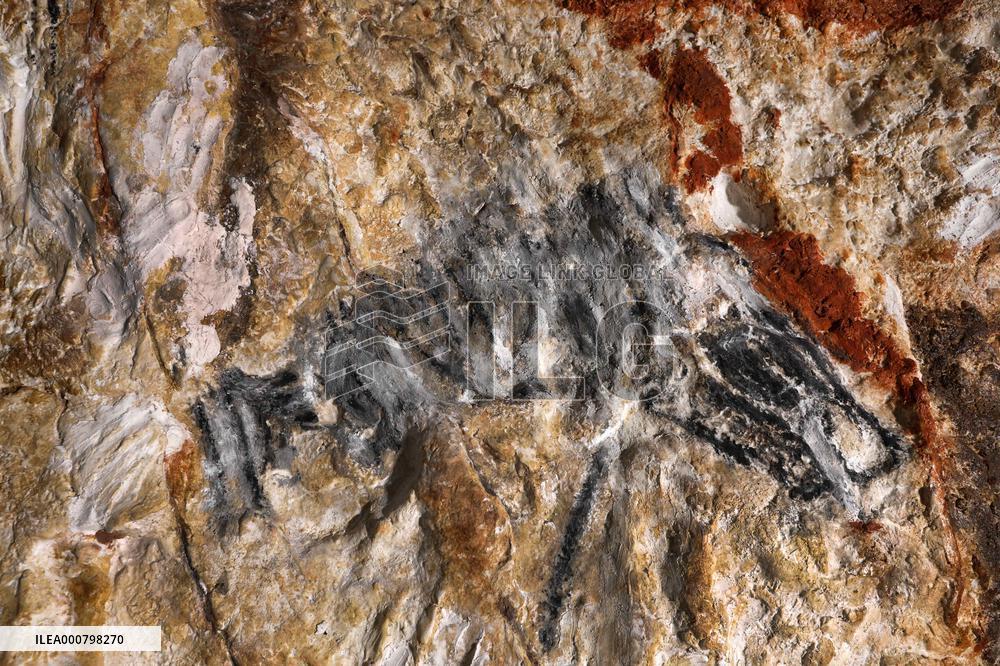 Construction Of Prehistoric Cosquer Cave 2 - Montignac