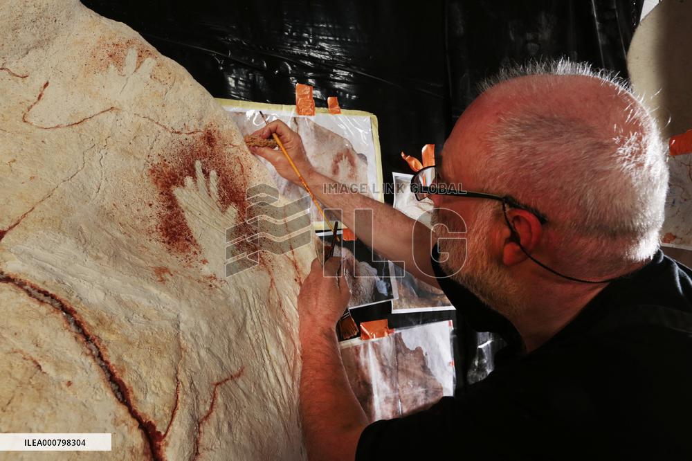 Construction Of Prehistoric Cosquer Cave 2 - Montignac
