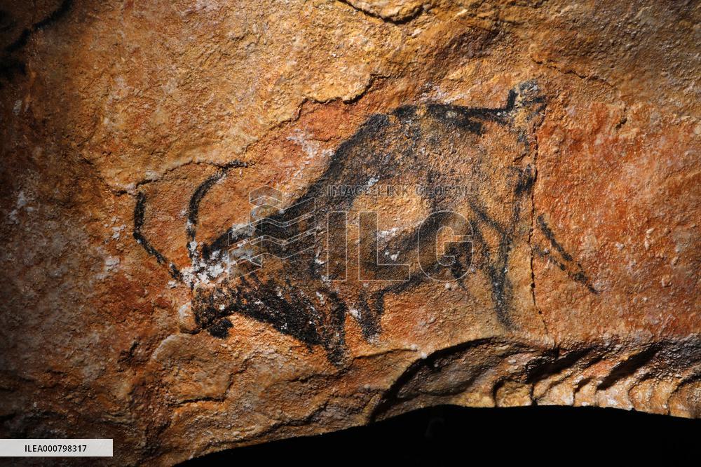 Construction Of Prehistoric Cosquer Cave 2 - Montignac
