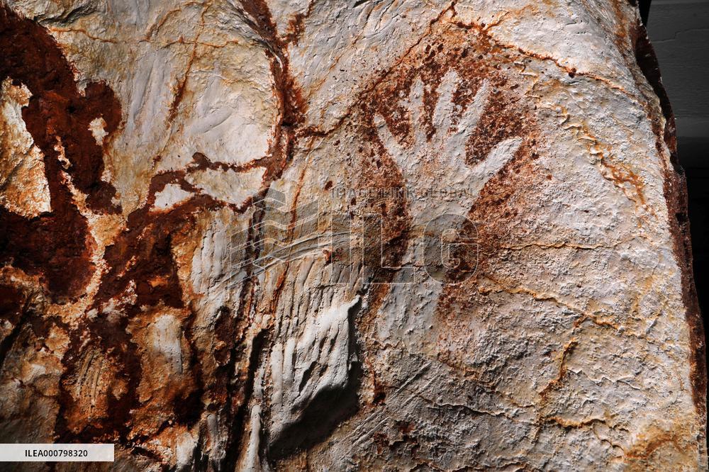 Construction Of Prehistoric Cosquer Cave 2 - Montignac