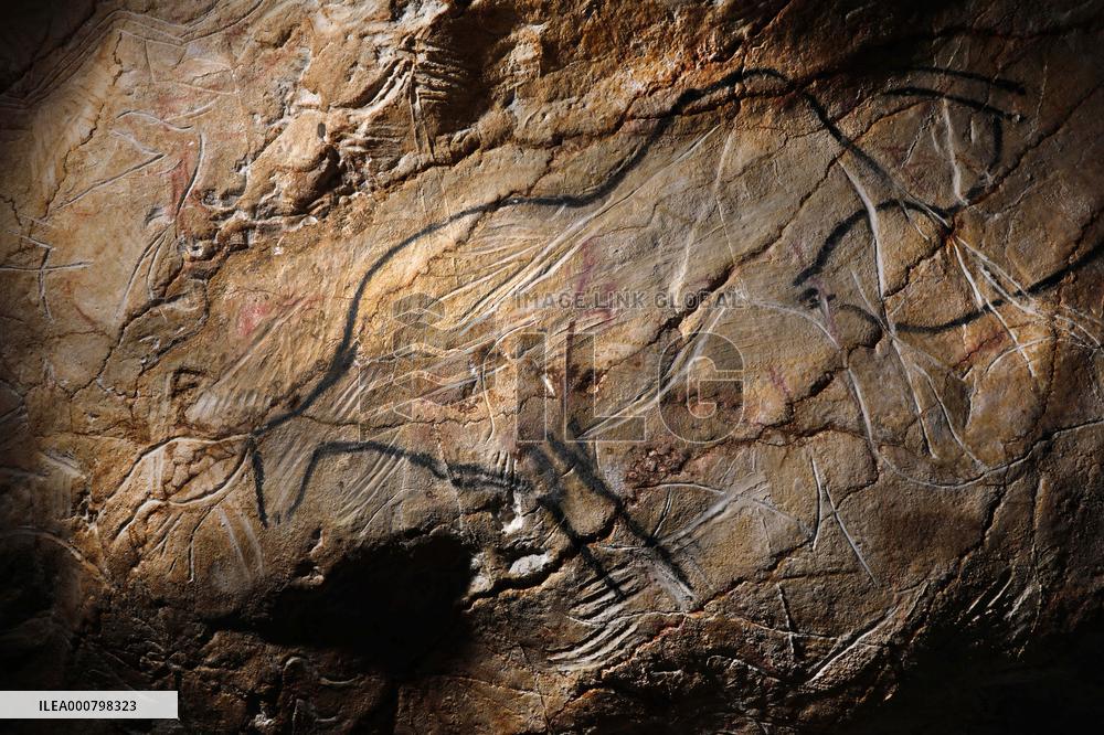 Construction Of Prehistoric Cosquer Cave 2 - Montignac