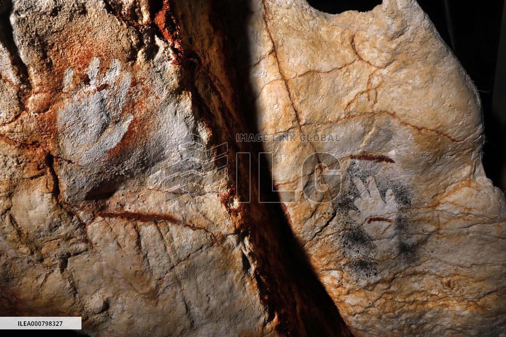 Construction Of Prehistoric Cosquer Cave 2 - Montignac