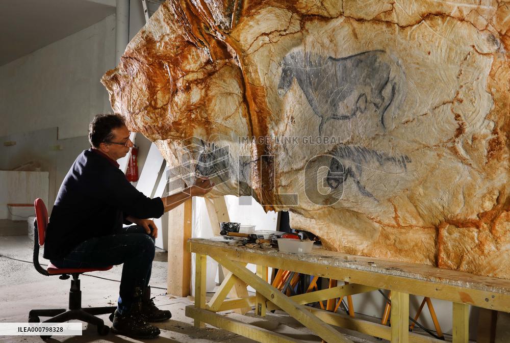 Construction Of Prehistoric Cosquer Cave 2 - Montignac