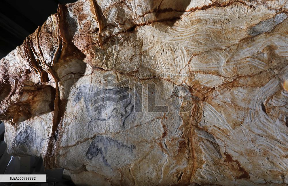 Construction Of Prehistoric Cosquer Cave 2 - Montignac